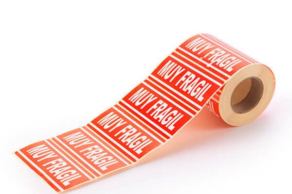 Diferencia entre etiqueta y pegatina: ¿son lo mismo o hay algo más?